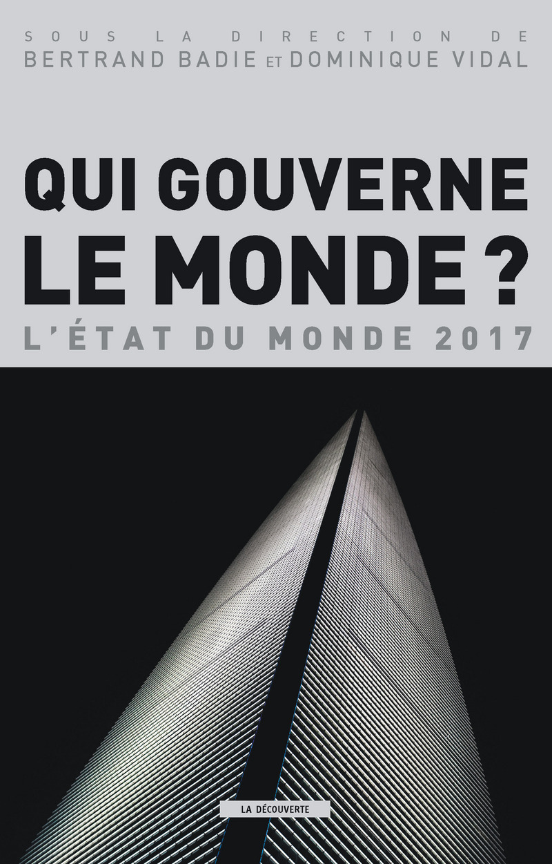 Fin du communisme, mondialisation et révolution numérique : en trente ans, le monde a changé radicalement. Mais qui le gouverne désormais ? Paradoxalement, la question du pouvoir paraît plus mystérieuse que jamais, au point de susciter des interprétations complotistes qui envahissent Internet. C’est pourquoi cette nouvelle édition de L’état du monde a choisi d’en analyser les grands mécanismes. Elle place au cœur de la réflexion cinq paramètres sensibles du système mondial – la tradition, le religieux, les institutions étatiques, l’économie et la mondialisation –, tout en déclinant les différents modes d’exercice du pouvoir. Les États ne sont plus les seuls acteurs à prétendre dominer le monde. Avec la mondialisation, qui favorise la mobilité, bouleverse les relations sociales et engendre de nouvelles dépendances, les firmes multinationales et les réseaux défient les souverainetés étatiques, ce qui se traduit également par une apparence de fragmentation du pouvoir et des interdépendances de plus en plus complexes. Grâce aux chercheurs et journalistes réunis autour de Bertrand Badie et Dominique Vidal, cette édition 2017 de L’état du monde propose de nouvelles perspectives pour comprendre qui (et comment se) gouverne le monde. Afin d’en finir avec une géopolitique occidentalo-centrée qui ne permet plus de rendre compte de l’évolution d’un paysage international en plein bouleversement.